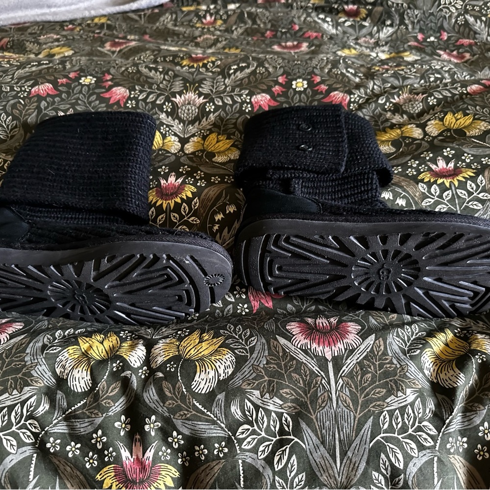 Ugg Classic Cardigan Boots 🖤